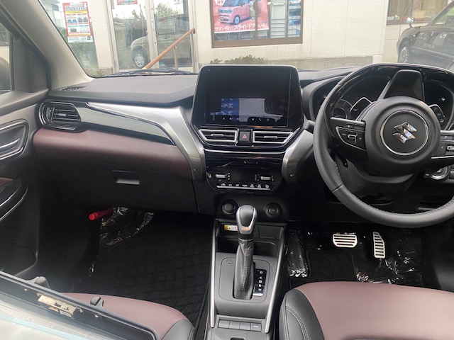 新型フロンクス車内